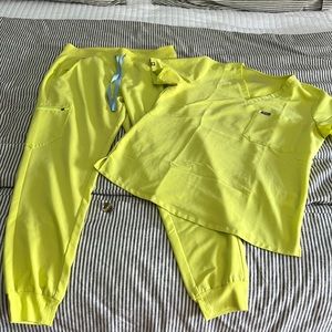 FIGS womens scrub set, size medium, in CITRINE